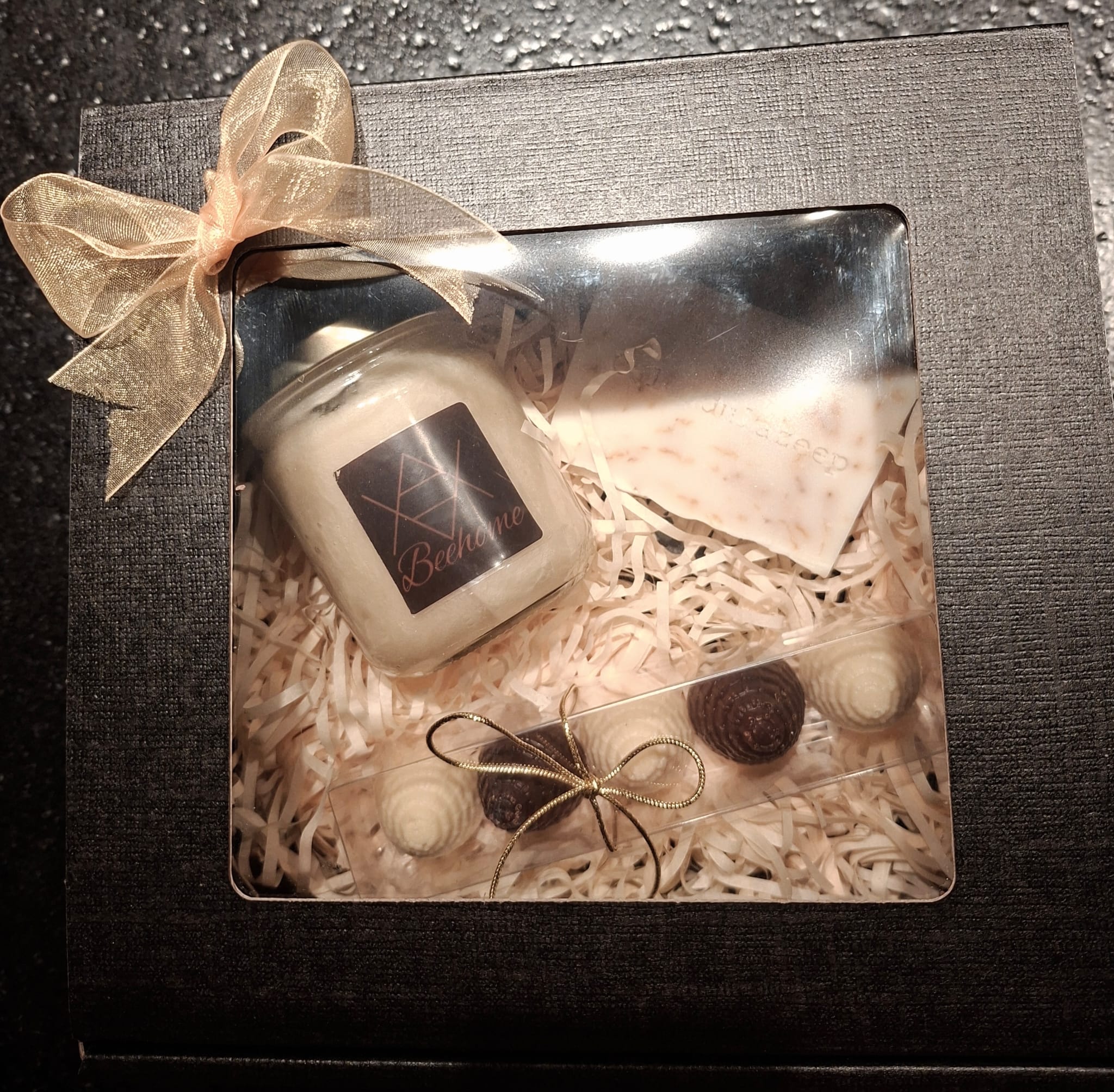 cadeaupakket met bijenwas kaars en zeep van Beehome imker uit Torhout