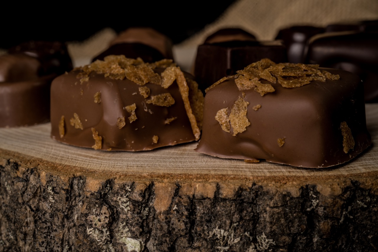 chocoladebonbons met honingkristallen op houten plank van BeeHome imker uit Torhout